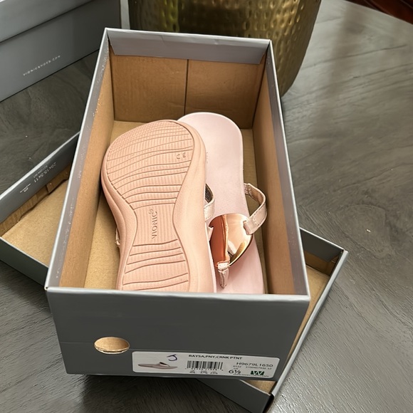 Vionic Raysa Women's Toe Post Supportive Sandal - Picture 2 of 14